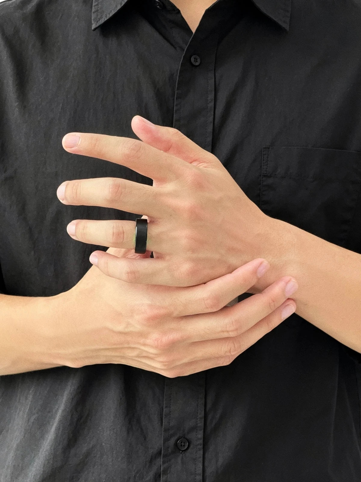 HSRing X3 in matte black on the index finger
